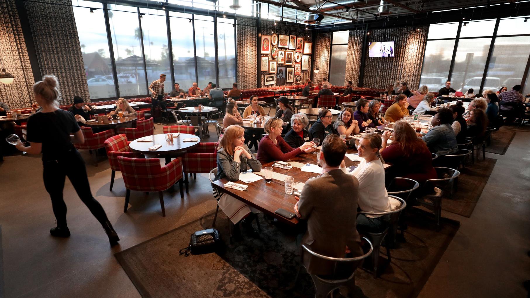 La alcaldesa de ճܳó ordena grandes cambios en restaurantes y bares